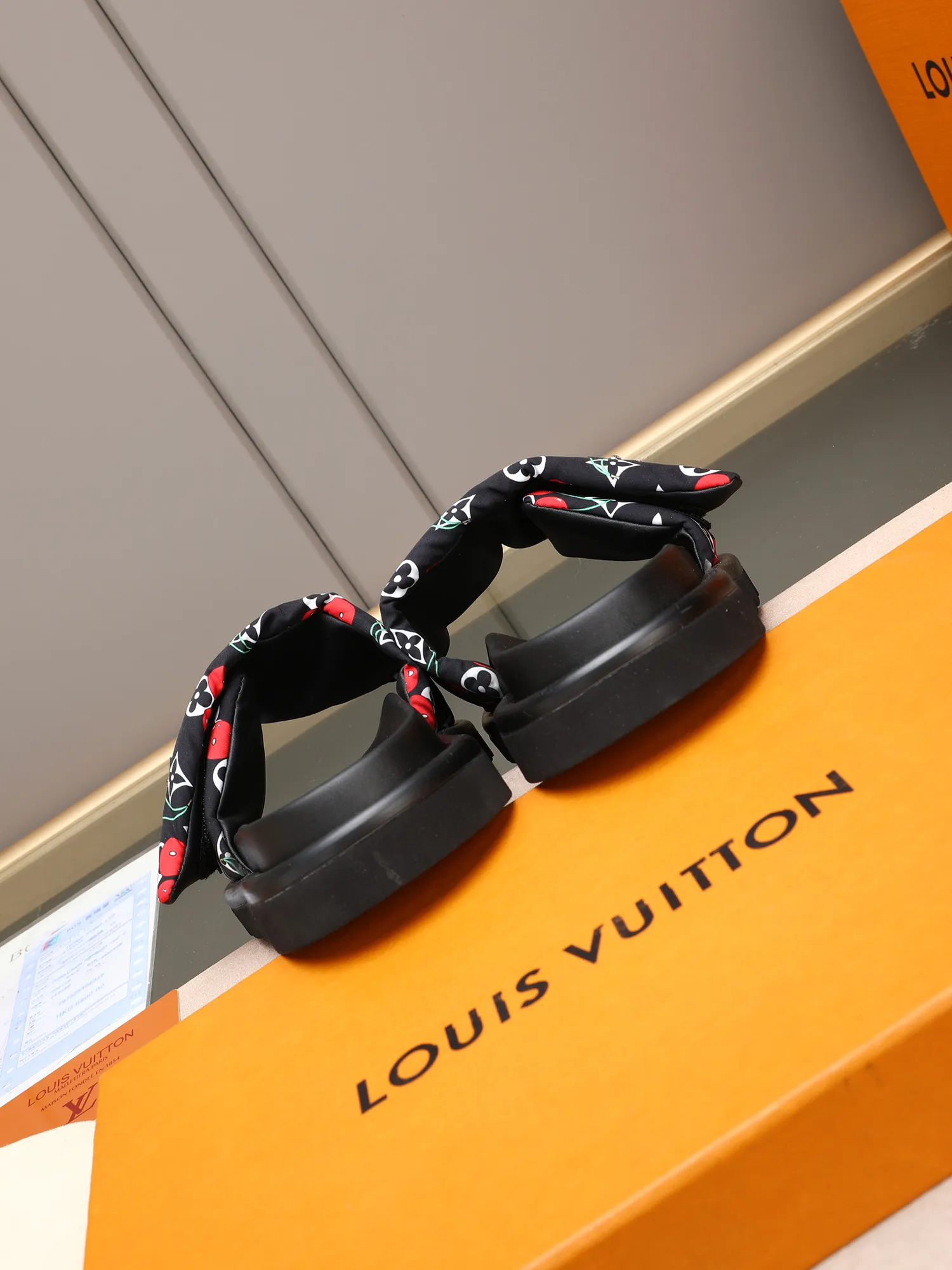 PP360 [LOUIS VUITTON] Louis Vuitton, LV printing, men's and women's slippers are on the market. The drawer box packaging comes with a cloth bag and a card. The upper pattern looks very soft and waxy, and it is a super versatile leg slimming tool. Fabric: imported denim/canvas/old fabric, LV hardware LOGO, official website pattern printing, comfortable to wear, feet: high-elastic PU water table. Sole: foam sole, heel height: about 5cm. Code number: 35-46, 35, 45, 46 are custom-made and non-returnable. Color: multiple colors and styles available.